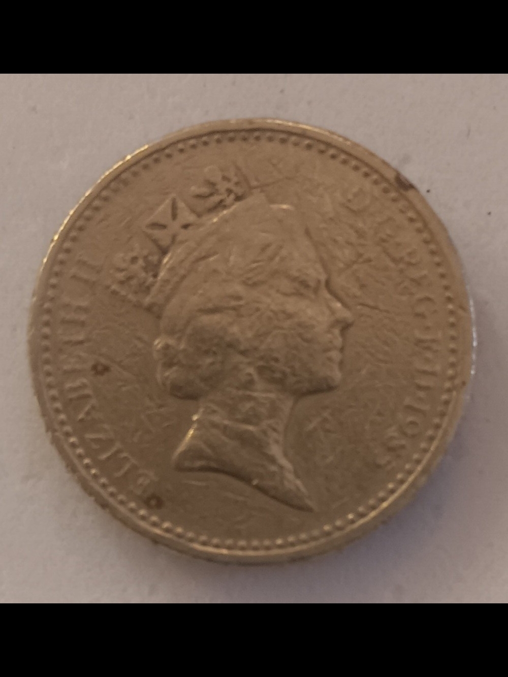 1985 Queen Elizabeth II One Pound ERROR Coin - UPSIDE DOWN LETTERING ON EDGE